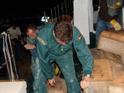 Agentes en una operaci&oacute;n antidroga en el Guadalquivir, en una imagen de archivo.