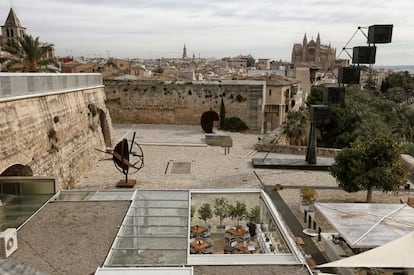 Vista de la catedral, con el casco antiguo y Es Baluard, el Museo de Arte Moderno y Contemporáneo de Palma de Mallorca.