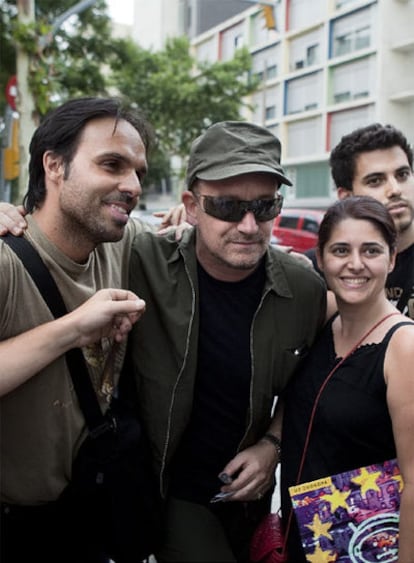 Bono, cantante de U2, posa para las fotografías de sus admiradores a su llegada a Barcelona