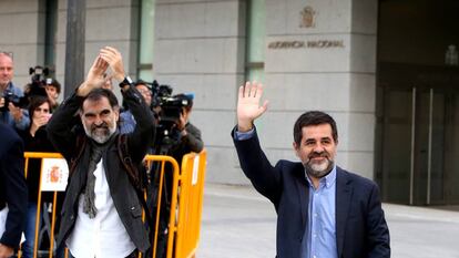 Los presidentes de ANC, Jordi Sánchez, y Omnium, Jordi Cuixart a su llegada a la Audiencia Nacional.