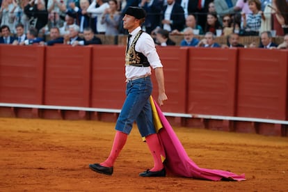 Manuel Escribano, en pantalón vaquero, se dirige a la puerta de toriles para recibir a su segundo victorino.
