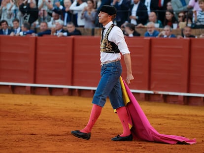 Manuel Escribano, en pantalón vaquero, se dirige a la puerta de toriles para recibir a su segundo victorino.