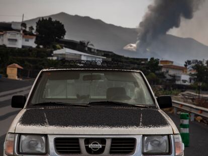 Un coche cubierto de ceniza del volcán, el 1 de octubre en Los Llanos de Aridane, La Palma.