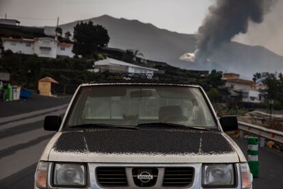 Un coche cubierto de ceniza del volcán, el 1 de octubre en Los Llanos de Aridane, La Palma.