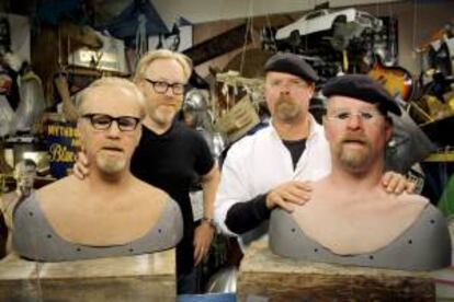 Imagen facilitada por Discovery Max de Adam Savage (iz) y Jamie Hyneman, presentadores del programa "Los cazadores de mitos", que regresan el 17 de julio a este canal.