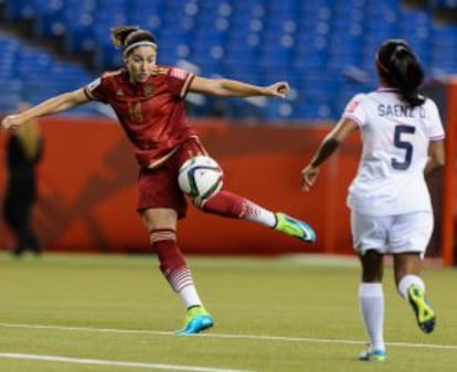 Vicky Losada dispara en el partido ante Costa Rica.