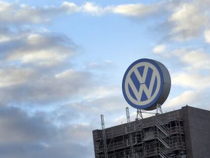 El símbolo de Volkswagen en la sede de la firma en Wolfsburgo.