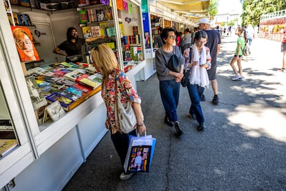 Asistentes visitan las casetas de la Feria del Libro.