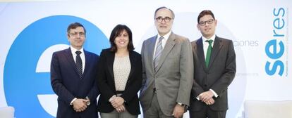 De izquierda a derecha, Francisco Román, Rosa García, Javier Ayuso y Tomás Calleja, participantes en el foro organizado por Seres.