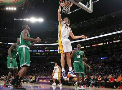 Pau Gasol machaca la canasta de los Celtics.