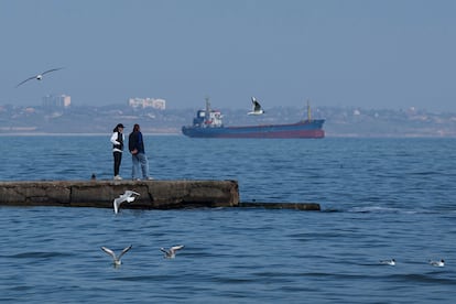 Dos personas en un espigón de una playa de la ciudad ucrania de Odesa, el pasado 26 de marzo.