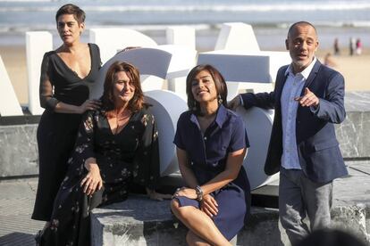 Los actores María León (izquierda), Adelfa Calvo, Adriana Paz y Javier Gutiérrez, en la presentación de 'El autor'.