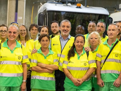 El alcalde de Barcelona, Jaume Collboni, junto a los operarios de limpieza, este miércoles.