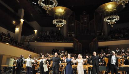 Saludos finales del concierto del director Martin Haselböck (derecha) con todos los cantantes.