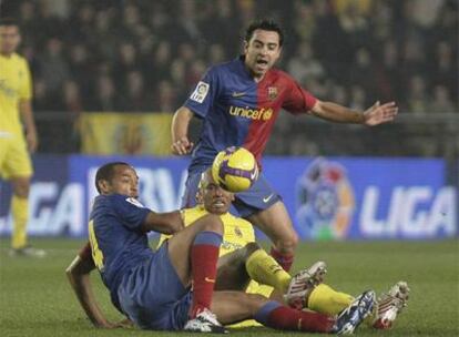 Xavi (de pie), Henry y Senna pugnan por alcanzar el balón.