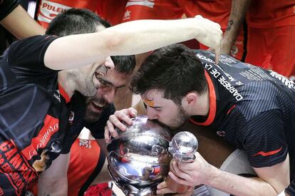 Los jugadores del Valencia Basket, Rafa Martínez, Fernando San Emeterio y Guillem Vives, celebran el título de campeones de la Liga ACB tras imponerse en el cuarto partido al Real Madrid esta noche en el pabellón de la Fuente de San Luis de Valencia.