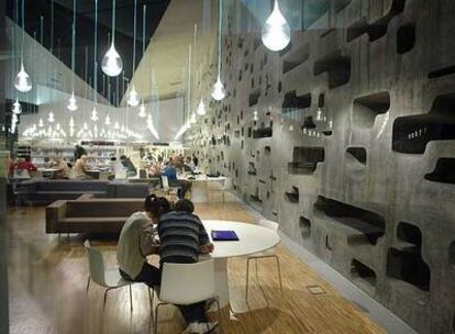 Una de las zonas de lectura del TEA, proyectado por Herzog & De Meuron en Santa Cruz de Tenerife. A la derecha, una de sus paredes de hormigón, con 720 oquedades.