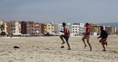 Jóvenes hacen deporte en la playa