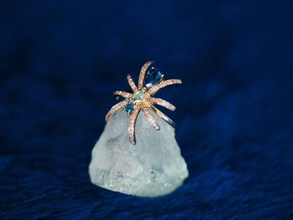 Anillo con forma de araña hecho con oro rosa de 18 quilates.