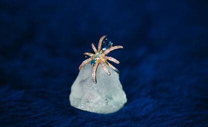 Anillo con forma de araña hecho con oro rosa de 18 quilates.