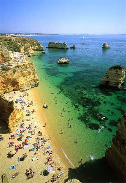 La fotogénica playa de Doña Ana, cerca de la localidad portuguesa de Lagos, en el Algarve, con sus formaciones areniscas.