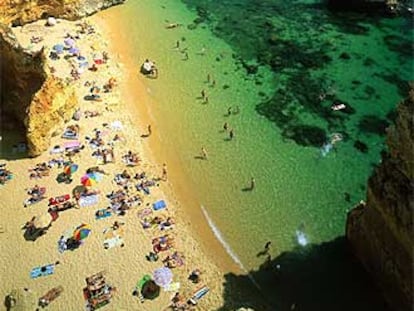 La fotogénica playa de Doña Ana, cerca de la localidad portuguesa de Lagos, en el Algarve, con sus formaciones areniscas.