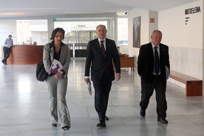 Ferreira, Goirizelaia y Pérez (de izquierda a derecha), antes de su rueda de prensa de ayer en el paraninfo de la UPV.