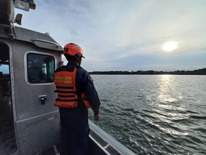 Un bote de la Armada Nacional y un tripulante, cerca de Buenaventura (Colombia).