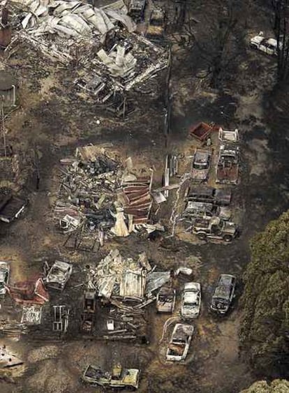 Casas y vehículos destruidos por los incendios en Kinglake.