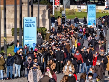 Largas colas en el punto de vacunación contra la covid en la Fira de Barcelona.