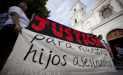 Familiares y compañeros de los normalistas se manifiestan en Chilpancingo. Simultáneamente, los alumnos de 32 escuelas de todo el país se manifiestan para pedir justicia para los jóvenes.