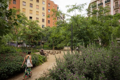 El nuevo eje verde de la calle Consell de Cent, en Barcelona, en espacio antes ocupado por los coches. 