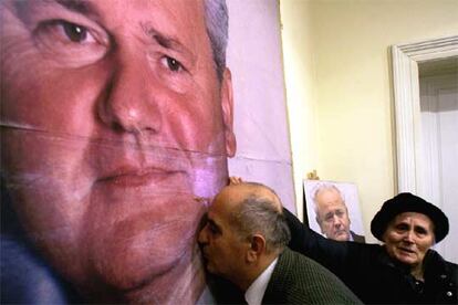 Un partidario de Milosevic besa un cartel del ex presidente serbio ayer en Belgrado.