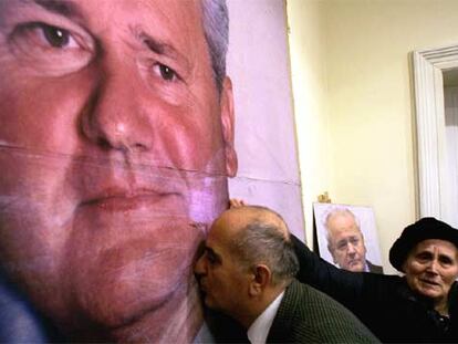 Un partidario de Milosevic besa un cartel del ex presidente serbio ayer en Belgrado.