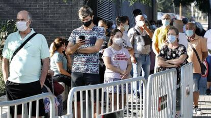 Vecinos del barrio barcelonés de Torre Baró esperan para someterse a las pruebas PCR promovidas por el Departamento de Salud de la Generalitat.