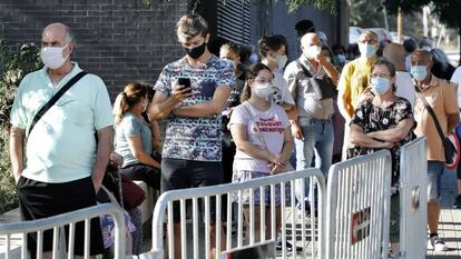 Vecinos del barrio barcelonés de Torre Baró esperan para someterse a las pruebas PCR promovidas por el Departamento de Salud de la Generalitat.