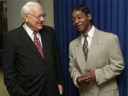 George Ryan (izquierda), junto a Anthony Porter, un condenado a muerte que pudo demostrar su inocencia en 1999.