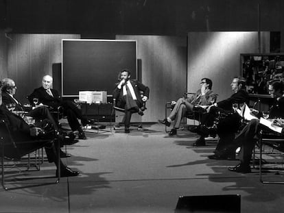 'La clave' era un debate moderado por el periodista José Luis Balbín; su seriedad y profundidad contrasta con algunas de las tertulias televisivas más populares de la actualidad.