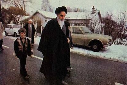 El imán Jomeini pasea por la calle en Neauphle le Château, en enero de 1979, poco antes de su regreso definitivo a Irán.