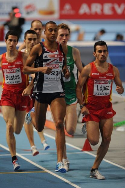 Kevin López y David Bustos en un momento de la semifinal de 800m en la que solo se ha clasificado el primero.