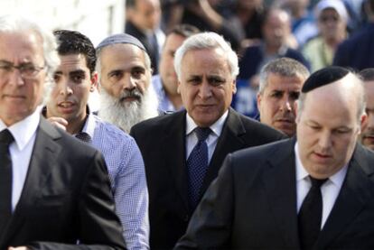 El expresidente de Israel (en el centro), a su llegada al tribunal