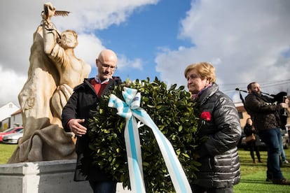 Ofrenda floral ante el monumento levantado en Narón en honor de las víctimas de la revuelta de 1918.