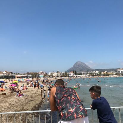 Playa del Arenal, en Xàbia, Alicante, con el Montgó al fondo, este domingo.