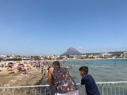 Playa del Arenal, en Xàbia, Alicante, con el Montgó al fondo, este domingo.