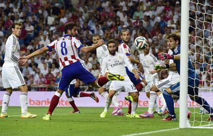 Raúl García logra el gol del empate (1-1) en el partido de ida de la Supercopa de España de 2014.