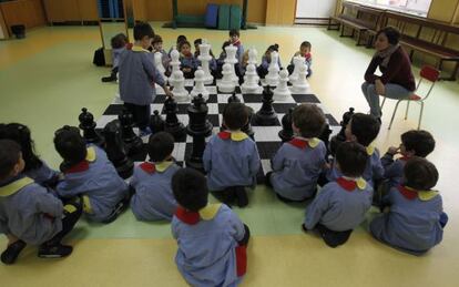 Alumnos de primaria juegan partidas de ajedrez en clase de matemáticas.