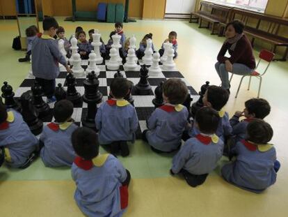 Alumnos de primaria juegan partidas de ajedrez en clase de matemáticas.