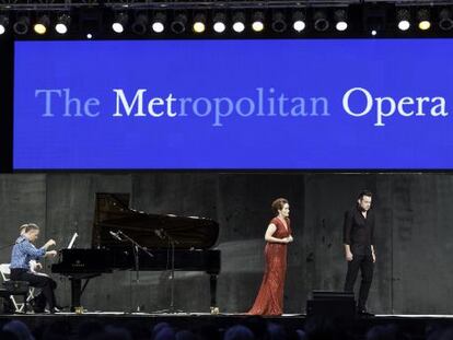 La soprano Erin Morley y el tenor Stephen Costello interpretando el aria de Gaetano Donizetti&#039;s &#039;Lucia di Lammermoor&#039; durante el SummerStage de 2012, en Central Park (Nueva York).