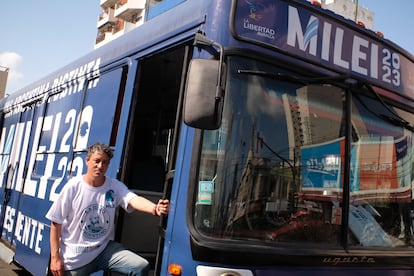 Gonzalo, junto a un bus de campaña de La Libertad Avanza.