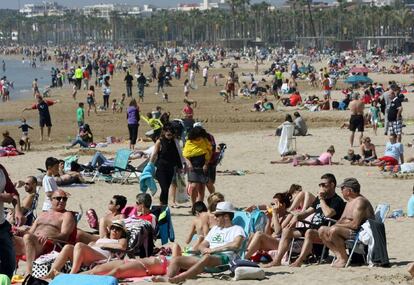 La platja de Llevant de Salou pelna de gent per Setmana Santa.